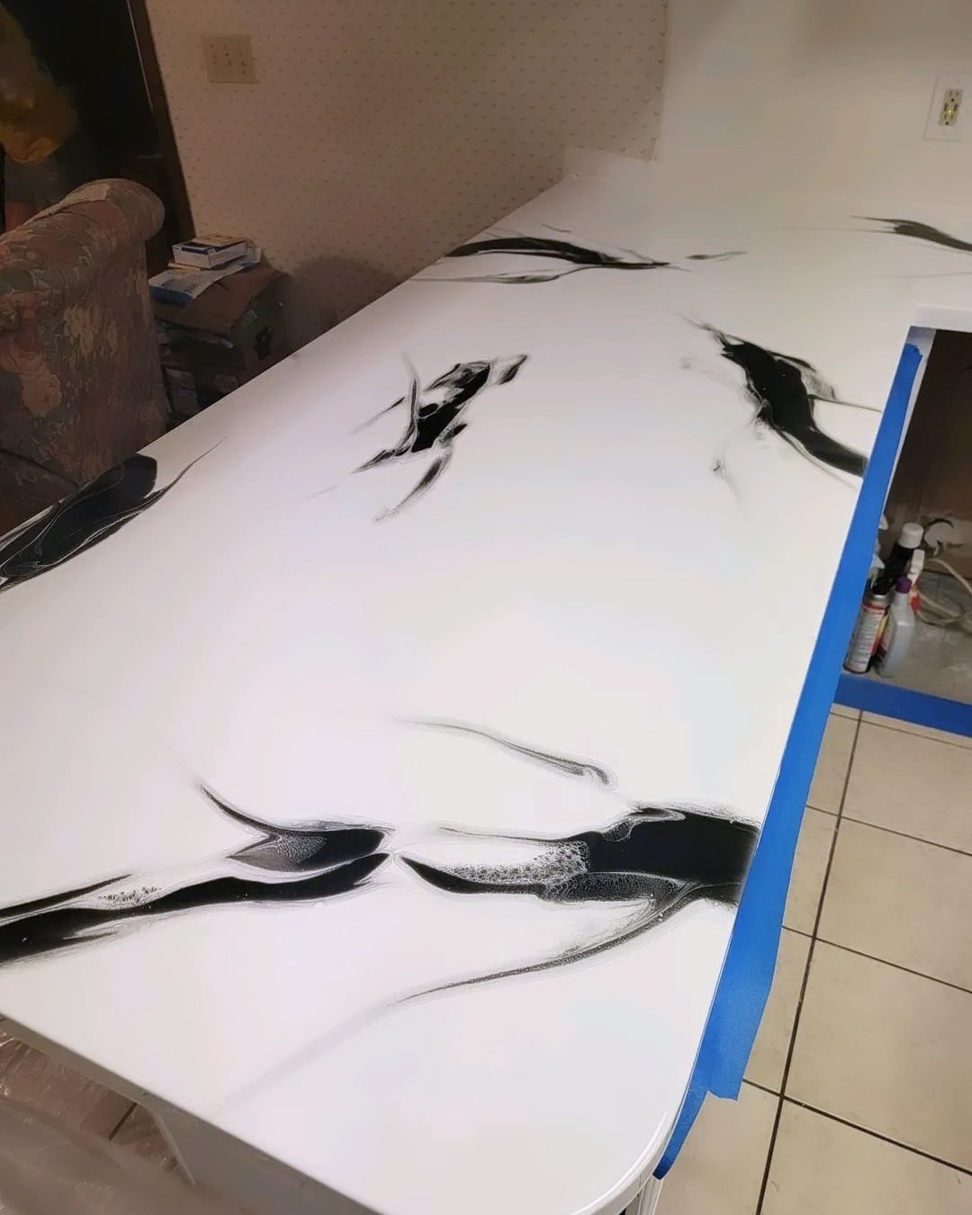 White marble-effect surface